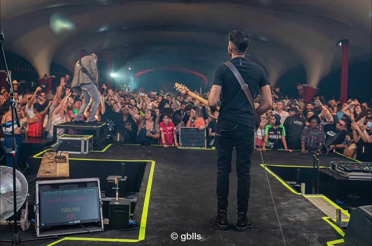 Euller de costas no palco, de frente para o público