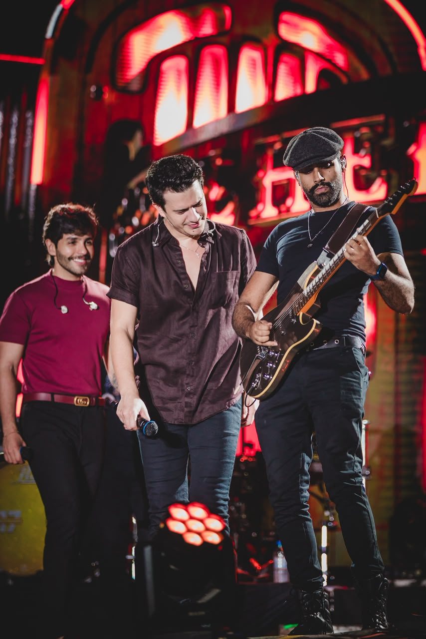 Euller no palco ao lado da dupla Hugo & Guilherme