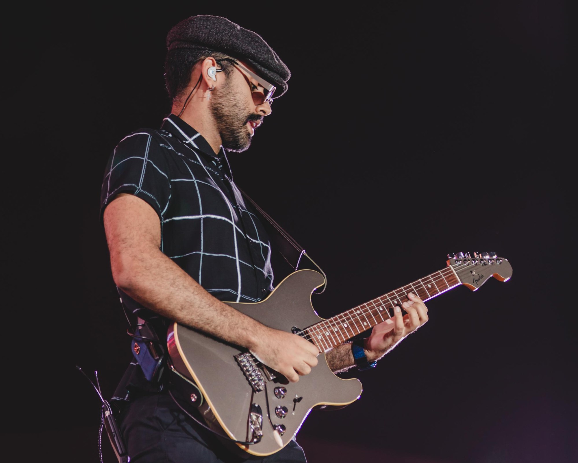 Euller tocando guitarra no palco